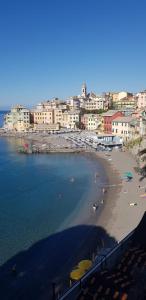 - une plage avec des parasols et des personnes dans l'eau dans l'établissement Altamarea, à Gênes