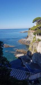 - une vue sur une étendue d'eau avec l'océan dans l'établissement Altamarea, à Gênes