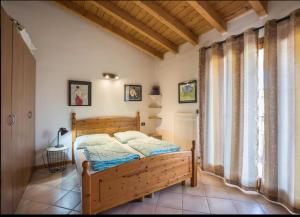 a bedroom with a wooden bed and a window at Apt Gardasee Lazise Cola in Colà di Lazise +25 photos