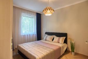 um quarto com uma cama grande e uma janela em Sunlight Blue Szeged - Exclusive em Szeged