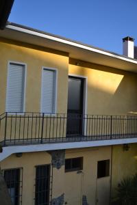 a balcony on the side of a building at DOMUS Hotel in Caselle Torinese
