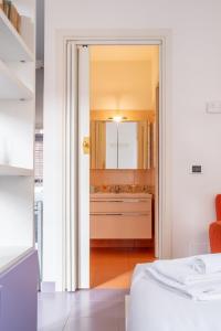 een badkamer met een wastafel en een bed in een kamer bij Casa Moro in Crema