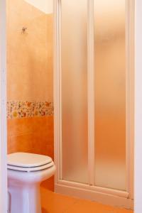 een douche met toilet in de badkamer bij Casa Moro in Crema