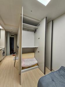 1 dormitorio con litera y escalera. en World-cup stadium, New house, full optioned, en Goyang