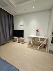 sala de estar con TV y mesa en World-cup stadium, New house, full optioned, en Goyang