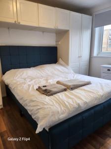 Кровать или кровати в номере Cozy 2 bed Flat/Apt in East London- Nice Estate.
