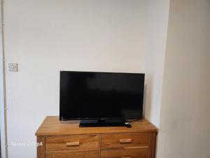 En TV eller et underholdningssystem på Cozy 2 bed Flat/Apt in East London- Nice Estate.