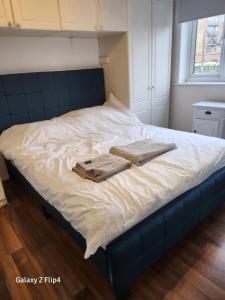 Säng eller sängar i ett rum på Cozy 2 bed Flat/Apt in East London- Nice Estate.