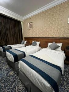 Una cama o camas en una habitación de فندق إي دبليو جي العزيزية