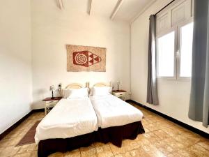 エルミグアにあるVilla Aloeの白いベッドルーム(白いシーツを使用した大型ベッド1台付)