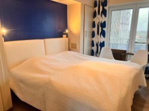 - une chambre avec un lit, des chaises et une fenêtre dans l'établissement Splendid 0602, à Middelkerke
