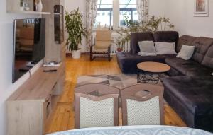 uma sala de estar com um sofá e uma mesa em Awesome Home In Pisz With Wi-fi em Pisz