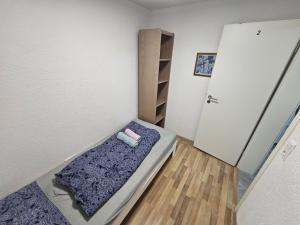 a small bedroom with a bed and a closet at Wohnreich Blaustein Mitte -1A- 2er WG in Blaustein