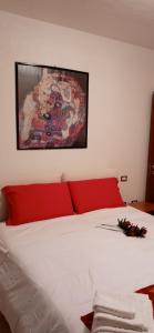菲登扎的住宿－Bella Vista FIDENZA，卧室配有白色的床和红色床头板
