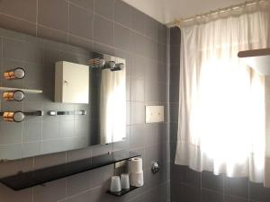 uma casa de banho com um espelho e um chuveiro em Luxury apartment big lounge fireplace 2 terraces B em Veneza