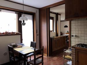 uma cozinha com uma mesa e uma cozinha com uma sala de jantar em Luxury apartment big lounge fireplace 2 terraces B em Veneza