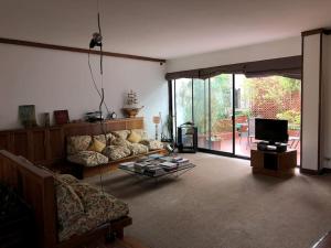 uma sala de estar com um sofá e uma televisão em Luxury apartment big lounge fireplace 2 terraces B em Veneza