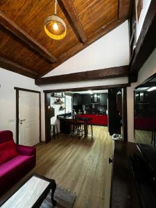 salon z czerwoną kanapą i kuchnią w obiekcie Sola Costeiro 