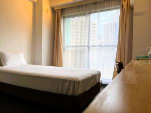 a hotel room with a bed and a window at CHENDA INTERNATIONAL HOTEL - Vacation STAY 99536v in Seki