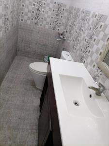 łazienka z białą umywalką i toaletą w obiekcie Summer Dreams Cottage Kodaikanal w mieście Kodaikānāl