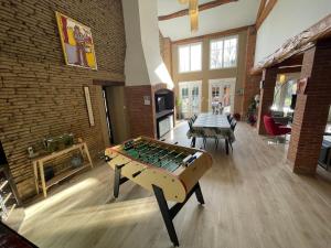 ein Zimmer mit einer Tischtennisplatte in der Mitte in der Unterkunft VILLA DE CAMPAGNE LES MURAILLES in Auterive