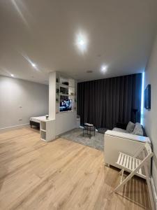 1 dormitorio con 1 cama y sala de estar en London Heathrow Airport Apartment Voyager House Terminal 12345 - EV electric and Parking available, en New Bedfont