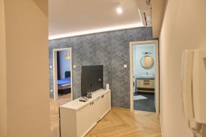 um quarto com um toucador e uma televisão na parede em Sunlight Blue Szeged - Exclusive em Szeged