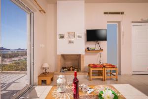 TV a/nebo společenská místnost v ubytování Cretan View