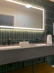 a bathroom with two sinks and a large mirror at Chalet 239-Boutique Hotel in West Dover