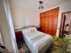 a small bed in a room with a wooden cabinet at La Gloria del Norte in Las Palmas de Gran Canaria +24 photos