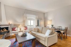 uma sala de estar com um sofá e uma mesa em Tornabuoni Living - Luxury Apartments Collection em Florença