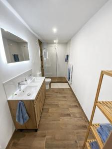 ein Bad mit einem Waschbecken und einem WC in der Unterkunft L'ancien Cafe - Suites and Gites 