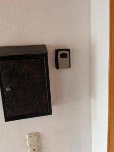 un reloj en la pared de una habitación en Home-Schusterwastl, en Grossarl