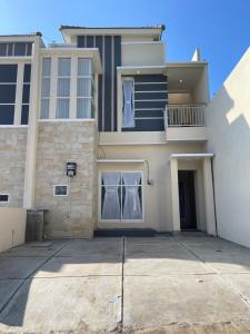 ein großes Haus mit einer Auffahrt davor in der Unterkunft Villa Tanjung Alam Batu Syariah in Tlekung