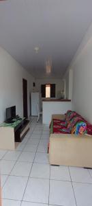 uma sala de estar com uma cama e uma cozinha em Casa 2/4 em Itacimirim - Beira do Rio Pojuca em Camaçari