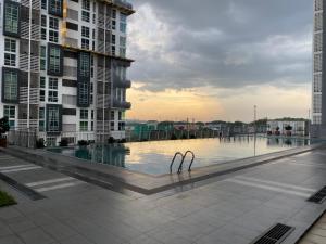 Πισίνα στο ή κοντά στο Homestay at Menara U