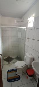 uma casa de banho com um WC e um lavatório em Casa 2/4 em Itacimirim - Beira do Rio Pojuca em Camaçari