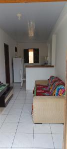 uma sala de estar com uma cama e uma cozinha em Casa 2/4 em Itacimirim - Beira do Rio Pojuca em Camaçari