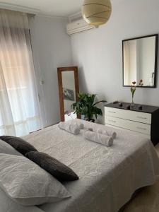 1 dormitorio con 1 cama con tocador y espejo en SUEÑOS DEL MAR, en Motril