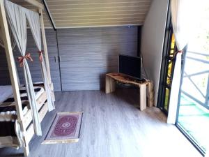 una camera con un letto e un computer portatile su un tavolo di Chalet Lupe-Eje cafetero a Palestina