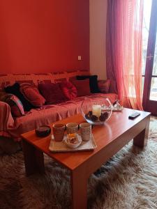 Delphion House في أراخوفا: طاولة قهوة في غرفة معيشة مع أريكة