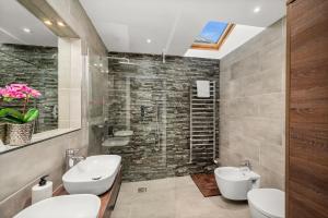 uma casa de banho com 2 lavatórios e um chuveiro em Fontain House: 4 bedroom Victorian villa em Blairgowrie