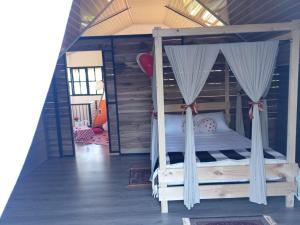 Palestina的住宿－Chalet Lupe，房屋内一间带双层床的卧室