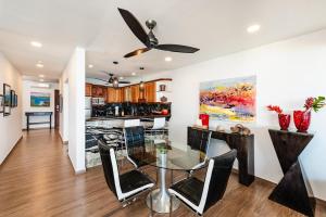 comedor y cocina con mesa de cristal en PP-505 Punta Plata, en Playa Flamingo