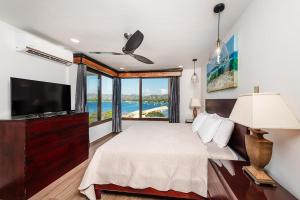 Un dormitorio con una cama grande y una ventana grande en PP-505 Punta Plata, en Playa Flamingo