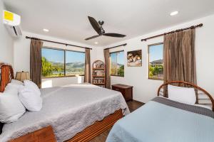 Un dormitorio con dos camas y una ventana. en PP-505 Punta Plata, en Playa Flamingo 34 fotos más