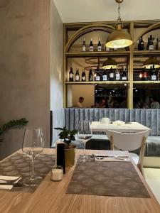 Nápoje v ubytovaní Uroczy apartament 2 osobne pokoje Marina Royal Palace
