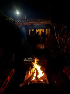 a fire burns in the yard at night at Chalet Zen Bella Vista in Ángeles