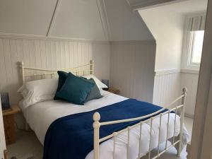 A bed or beds in a room at Stylish Seaside Cornish Cottage,sleeps8 +BBQ