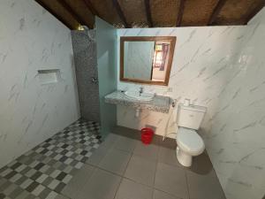 Koupelna v ubytování Swan Inn + 37 fotografií